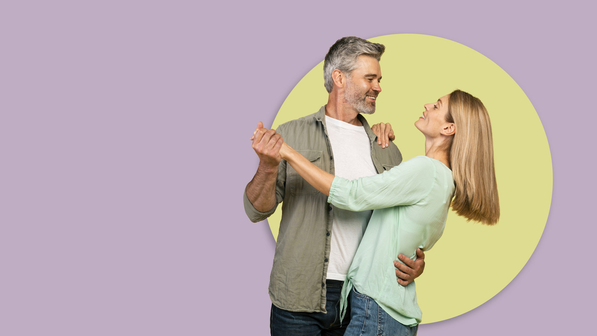 Ein glückliches Paar tanzt